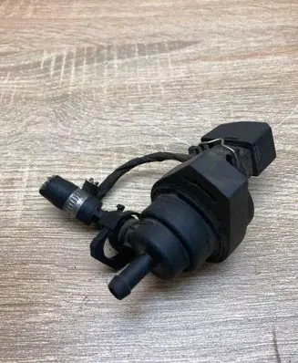 BMW 7 E38 Valve vacuum 1748875 02592030