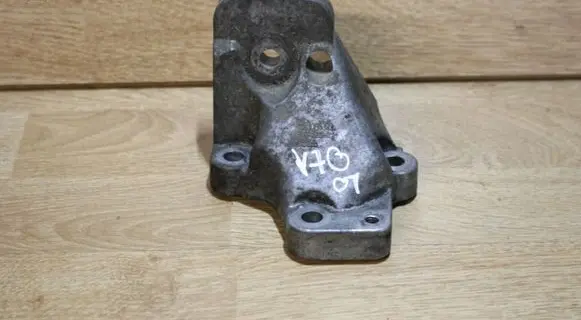 Volvo V70 Engine mount bracket 8634123