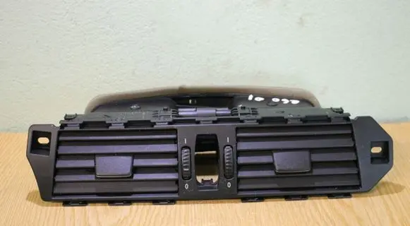 BMW 5 E60 E61 Dash center air vent grill 6910734