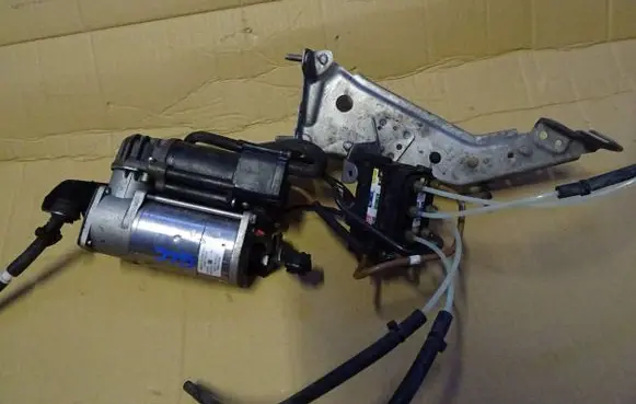 Mercedes-Benz GLC C253 Air suspension compressor/pump A2133200104