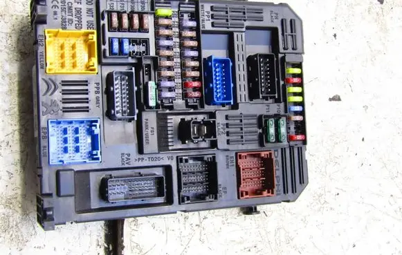 Peugeot 3008 II Comfort/convenience module 9820977180