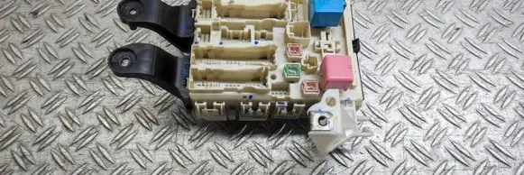 Toyota Avensis T270 Fuse module 8273005170C