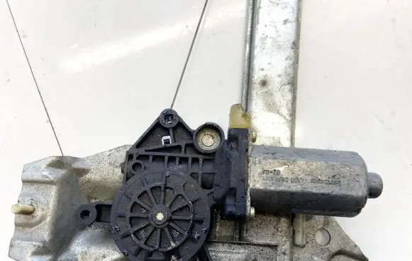 Toyota Avensis T220 Rear door window regulator motor