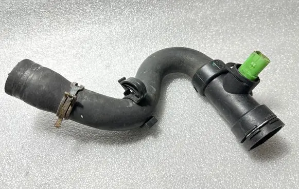 Engine coolant pipe/hose