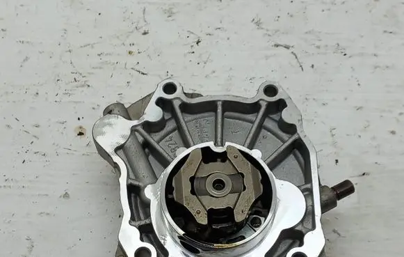 Opel Insignia A Vacuum pump 55571411