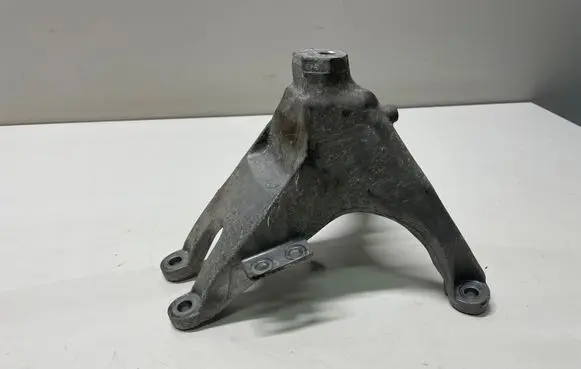 Volkswagen Golf VII Engine mounting bracket 8W0199308A