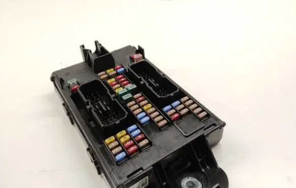 Volvo V60 Fuse module 31682732 K067R 32142591