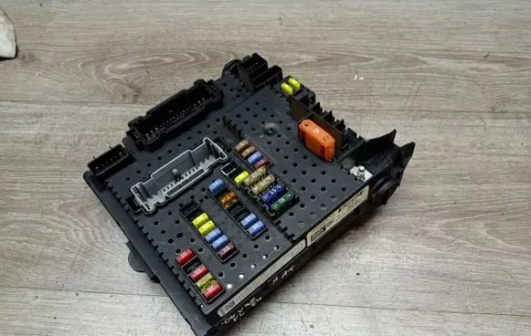 Volvo V70 Fuse module 30728512