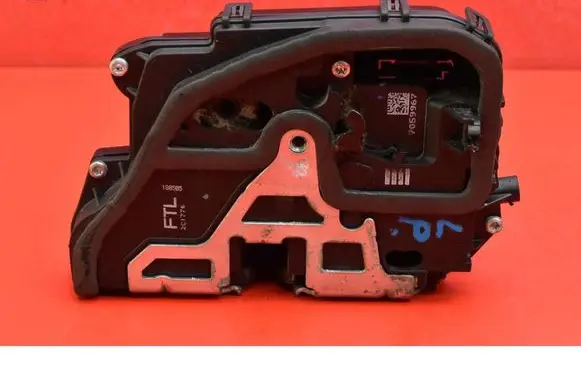 BMW X3 E83 Front door lock 7059967