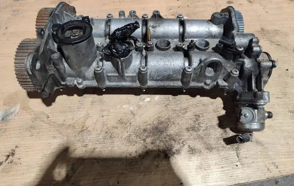 Volkswagen Golf VII Rocker cam cover 04E103475BL