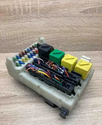 Ford Focus Fuse module 93BG14A073EF 93BG14K150AD
