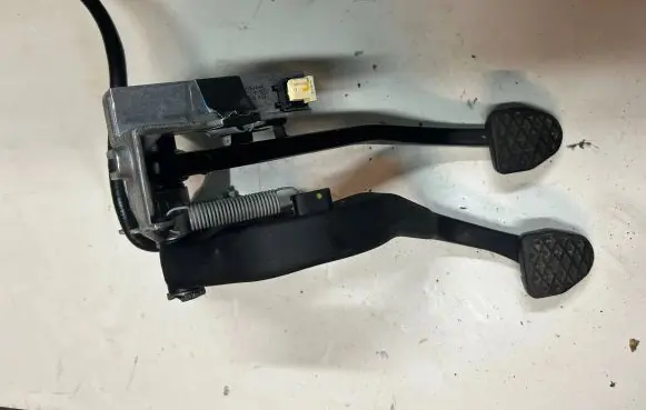 BMW 4 F36 Gran coupe Pedal assembly 6762250