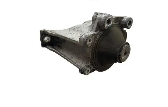 Honda CR-V Engine mount bracket