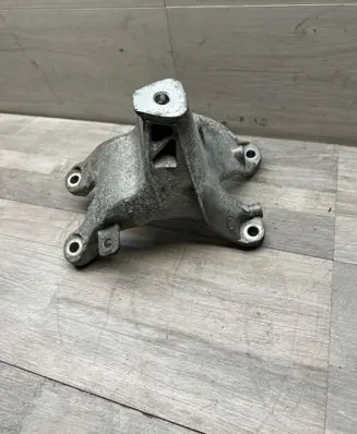 Engine mounting bracket