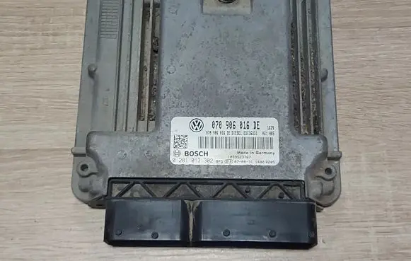 Volkswagen Touareg I Engine control unit/module 070906015DE