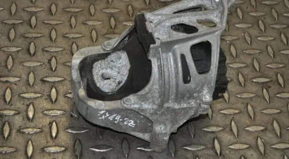 Audi Q7 4M Engine mount bracket 4M0199371C