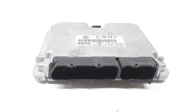 Volkswagen PASSAT B5 Engine control unit/module 071906018AE 0261206620
