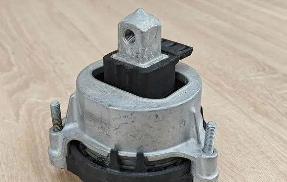 BMW 5 G30 G31 G38 Engine mount bracket 6860495