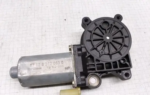 BMW 3 E46 Front door window regulator motor 676283620630 119142XXX 0130821716