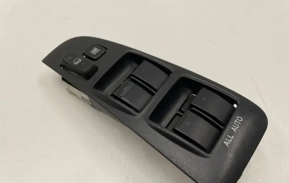 Toyota Avensis T250 Electric window control switch 8482005210b