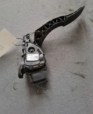 Volvo V70 Accelerator throttle pedal 31255477