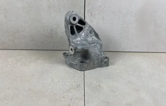 Mercedes-Benz E W213 Engine mounting bracket A6422234604 6422234604