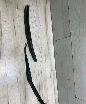 Toyota Hilux VIII Front wiper blade arm