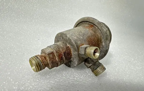 Audi 100 200 5000 C3 Fuel pressure regulator 0438161016 034133534F