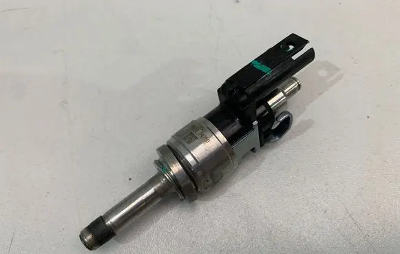 Volvo XC90 Fuel injector 32140134