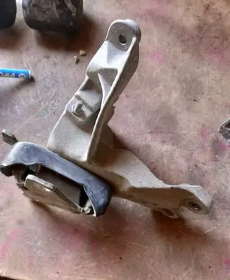 Engine mounting bracket
