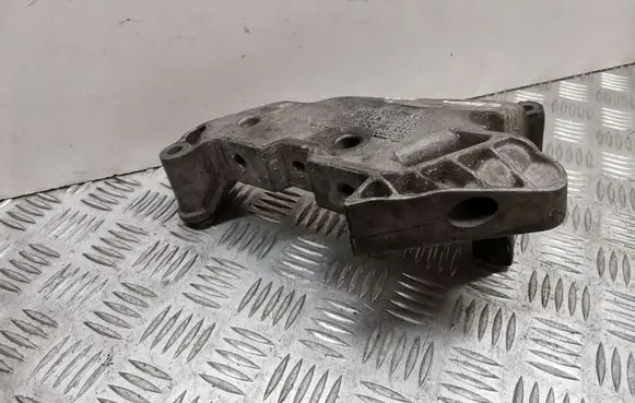 Volkswagen PASSAT B6 Engine mounting bracket 03G199207E