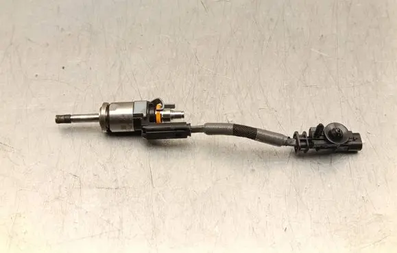 Volvo XC40 Fuel injector 32140073