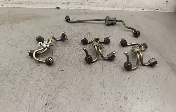 BMW 5 E60 E61 Fuel injector supply line/pipe 