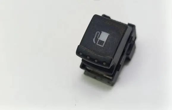 Volkswagen PASSAT B5.5 Fuel tank opening switch 1J0959833A