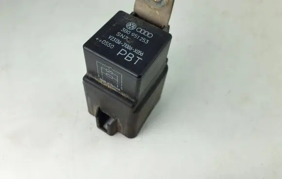 Volkswagen PASSAT B6 Other relay 3B0951253 V23136J1006X006