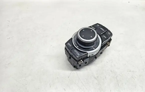 Head unit multimedia control