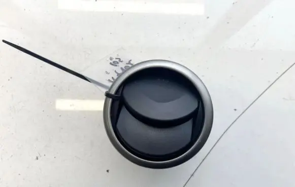 Mazda 3 I Dash center air vent grill