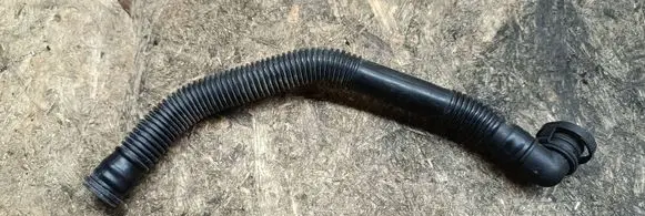 Volkswagen PASSAT CC Breather hose/pipe 1K0129637D