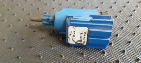 Audi A4 S4 B5 8D Brake pedal sensor switch 8E0927189 19322005