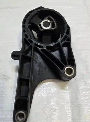 Engine mount vacuum valve