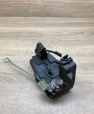 Opel Astra H Front door lock 13210749