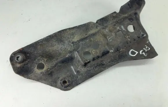 Audi A3 S3 8P Fender mounting bracket 8P0821136