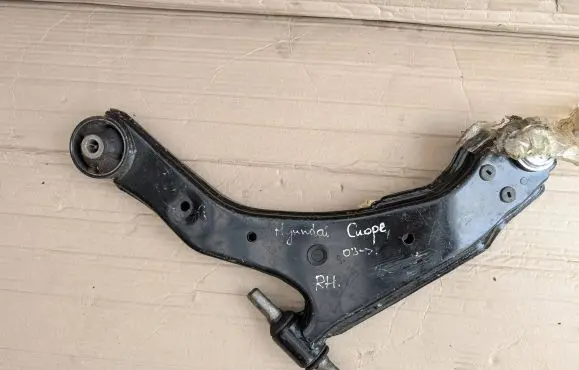 Hyundai Coupe Front lower control arm/wishbone 545012C002