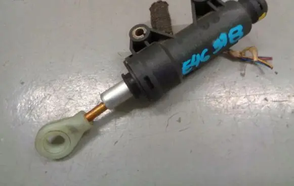 BMW 3 E46 Clutch slave cylinder 