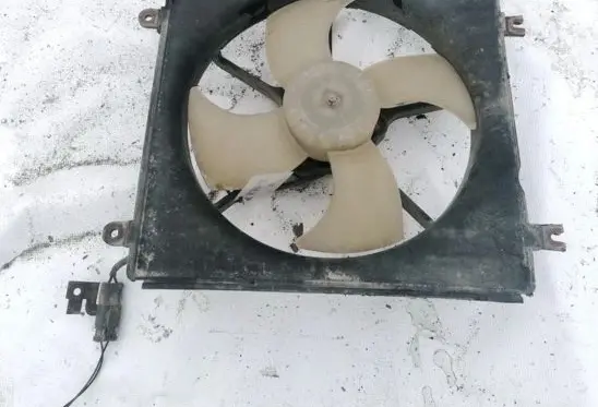 Radiator cooling fan shroud