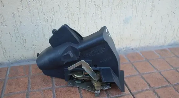 Mercedes-Benz E W210 Rear door lock 2027300535