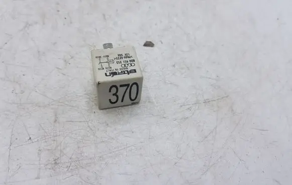 Volkswagen PASSAT B5 Other relay 8D0951253