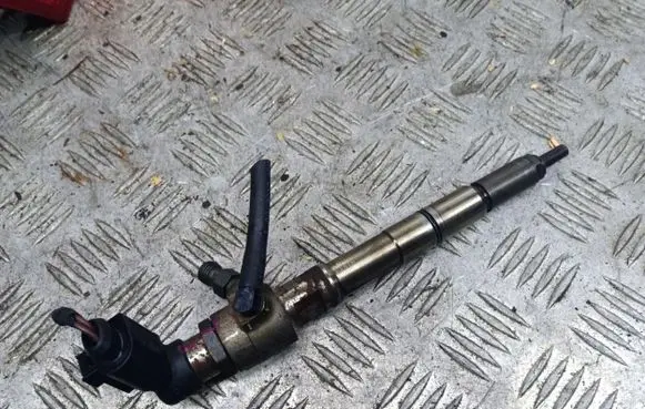 Volkswagen Jetta VI Fuel injector