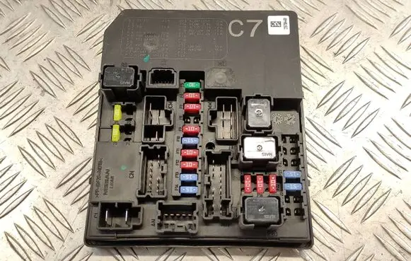 Nissan Juke I F15 Fuse module 284B71KB0B KB0B 52683MF07
