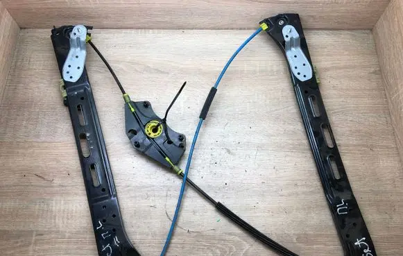 Front window lifting mechanism without motor